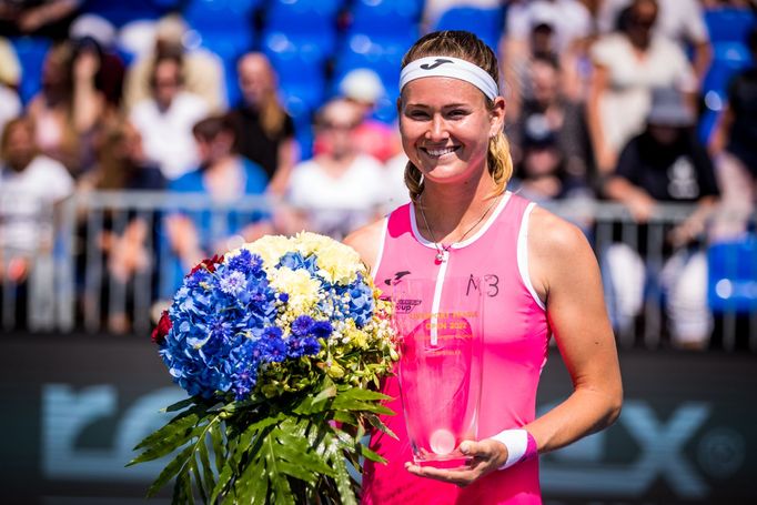 Marie Bouzková s trofejí pro vítězku tenisového turnaje v Praze.