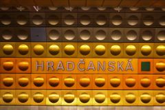 Na Hradčanské spadl člověk do kolejiště, metro od 14:30 znovu jezdí