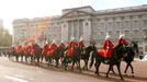 Královská stráž projíždí před Buckinghamským palácem.