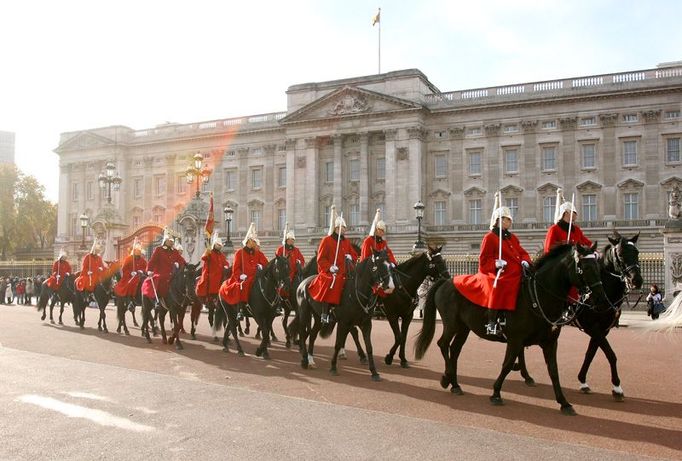 Královská stráž projíždí před Buckinghamským palácem.