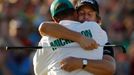 Phil Mickelson se objímá se svým caddym po vítězství na Masters