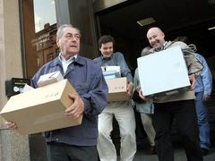 Další skupina šéfů komisí odchází z radnice Prahy 6 s nafasovanými volebními materiály a seznamy voličů