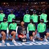Naomi Ósakaová pózuje s podavači míčku po finále ženské dvouhry Australian Open 2021