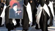 SAMAWA (Irák) Ženy nesou portrét radikálního klerika a otce Muktady al-Sadra, velkého Ajatolláha Mohameda Sadika al-Sadra, který byl zabit před šesti lety tajnou službou Saddáma Husajna.