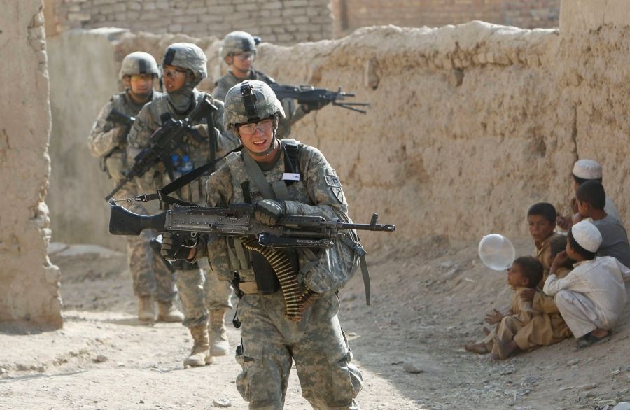 Nahlédněte mezi ostré hochy na základně U.S. Air Force v Kandaháru