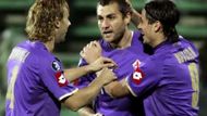 Fotbalista Fiorentiny Christian Vieri (uprostřed) příjmá gratulace ke gólu od spoluhráčů Marco Donadela (vlevo) a Pabla Daniela Osvalda v utkání Poháru UEFA proti Elfsborgu.