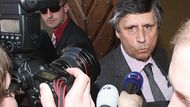 15. duben 2009 - Jan Fischer přijíždí do Hrzánského paláce, jednoho ze sídel vlády. Náležel Hrzánům z Harasova do konce 18. století a pak se stal kapitulním domem děkanství chrámu sv. Víta.