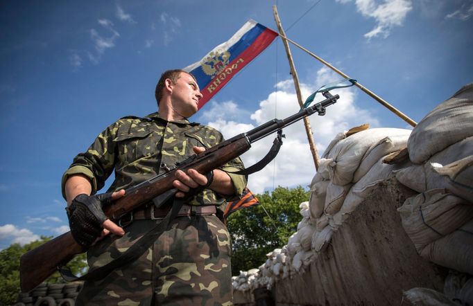 Proruský separatista na check-pointu v Luhansku.