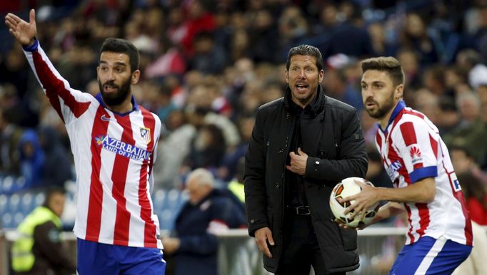 Diego Simeone diriguje hráče Atlética