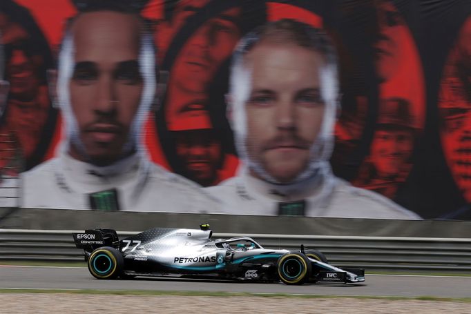 Valtteri Bottas v Mercedesu v kvalifikaci na Velkou cenu Číny.