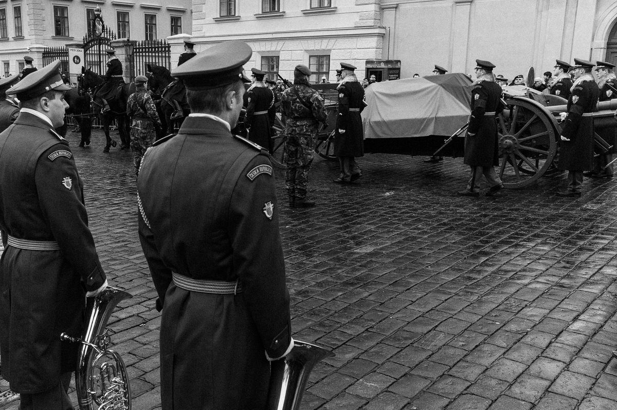 Praha ve dnech, kdy se loučila s prvním prezidentem České republiky Václavem Havlem. Snímky vznikly mezi 18. a 21. prosincem 2011.