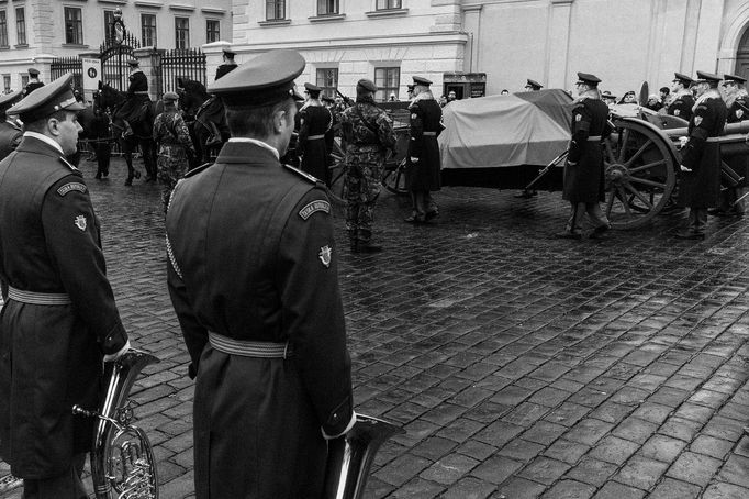 Praha ve dnech, kdy se loučila s prvním prezidentem České republiky Václavem Havlem. Snímky vznikly mezi 18. a 21. prosincem 2011.