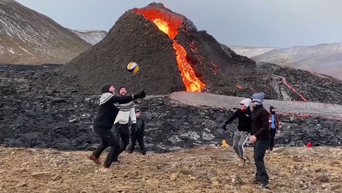 Kdo vyzvedne míč, když spadne do lávy?“ Z videa Islanďanů je celosvětová senzace