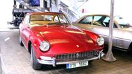 Dva vystavené vozy pochází z roku 1966. Prvním je model 330 GT s uspořádáním 2 + 2.