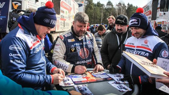 I když se nedělní akce oficiálně jmenovala Mogul Dakar Setkání, v Sosnové si dali dostaveníčko i jezdci z jiných disciplín. Jako třeba okruhový truckový mistr Evropy Adam Lacko.