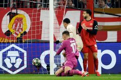 Strašidelný kiks Kováře potopil Leverkusen v Lize mistrů. Barca vyhrála i v oslabení