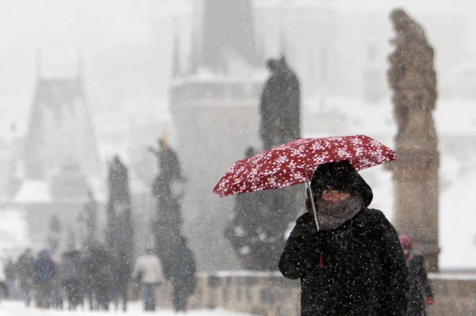 Do servisu agentury Reuters pronikl i snímek ze zasněžené Prahy. Ovšem - tento idylický, zachycující chumelenici na Karlově mostě.