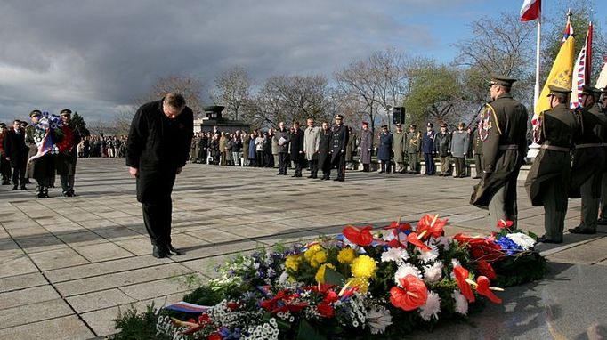 Památku válečných veteránů uctil u Národního památníku na Vítkově i premiér Miroslav Topolánek.