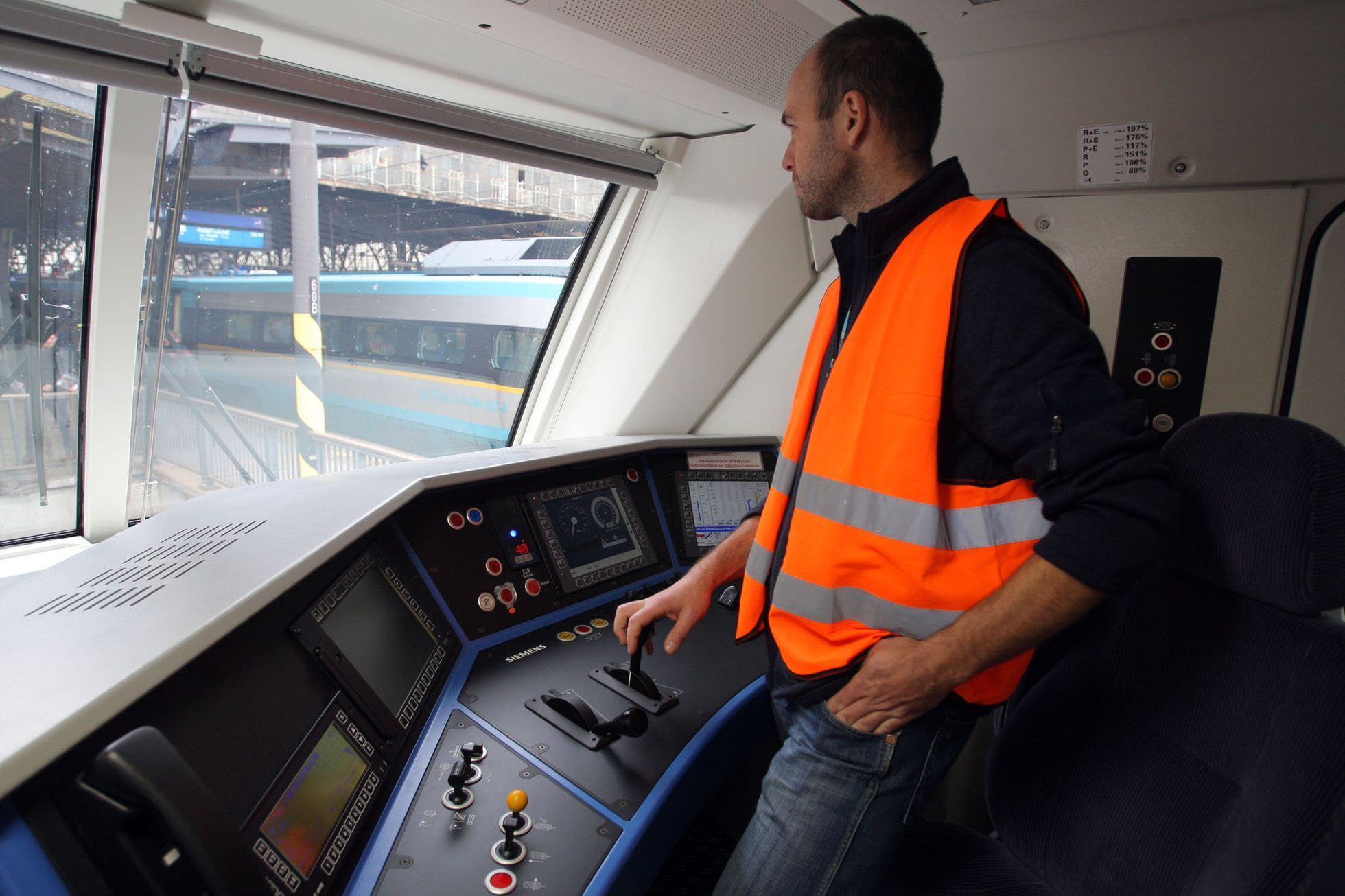 Lokomotiva Siemens Vectron v barvách RegioJetu
