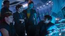 V této epizodě seriálu Black Mirror Nanette Coleová a posádka vesmírné lodi USS Callister uvíznou ve virtuálním světě bez hranic.