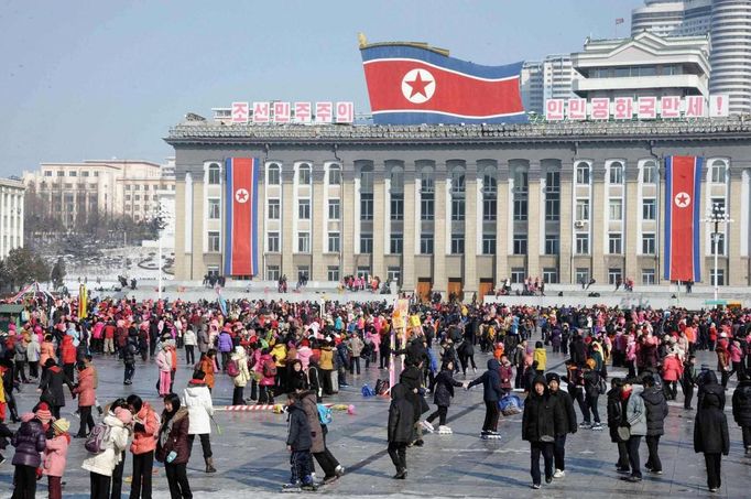 North Koreans are seen at Kim Il-sung Square in Pyongyang, to mark the Lunar New Year, in this photo taken and provided by Kyodo February 10, 2013. Mandatory Credit. REUTERS/Kyodo (NORTH KOREA - Tags: POLITICS ANNIVERSARY) ATTENTION EDITORS - THIS IMAGE WAS PROVIDED BY A THIRD PARTY. FOR EDITORIAL USE ONLY. NOT FOR SALE FOR MARKETING OR ADVERTISING CAMPAIGNS. THIS PICTURE IS DISTRIBUTED EXACTLY AS RECEIVED BY REUTERS, AS A SERVICE TO CLIENTS. MANDATORY CREDIT. JAPAN OUT. NO COMMERCIAL OR EDITORIAL SALES IN JAPAN. YES Published: Úno. 10, 2013, 9:20 dop.