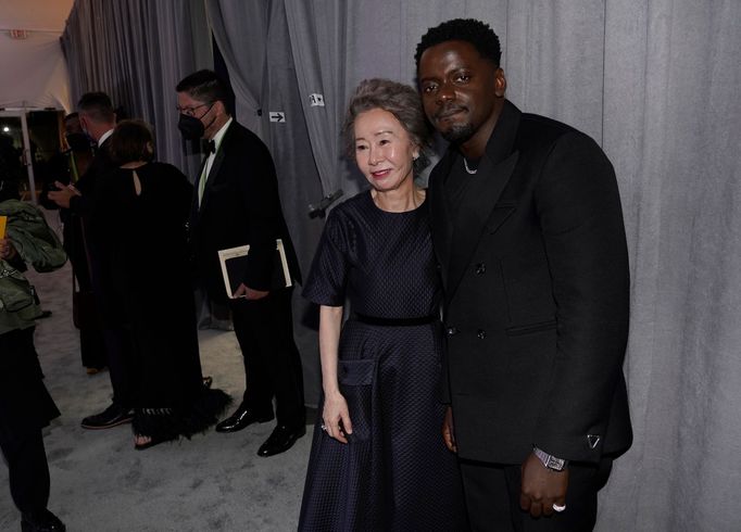 Yuh-Jung Youn a Daniel Kaluuya, držitelé Oscarů za herecký výkon ve vedlejších rolích.