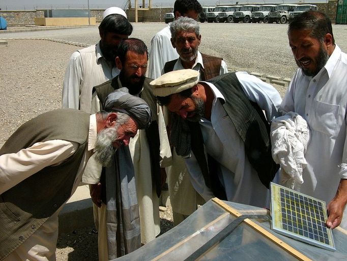 Sušeným ovocem, zejména rozinkami, je Lógar známý po celém Afghánistánu. Toto zemědělské odvětví PRT podpořil dodávkou sušáren na solární energii a školením o jejich správném používání.