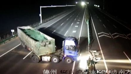 Řidič kamionu se pod kamerou otáčel na dálnici, rozebral kvůli tomu svodidla