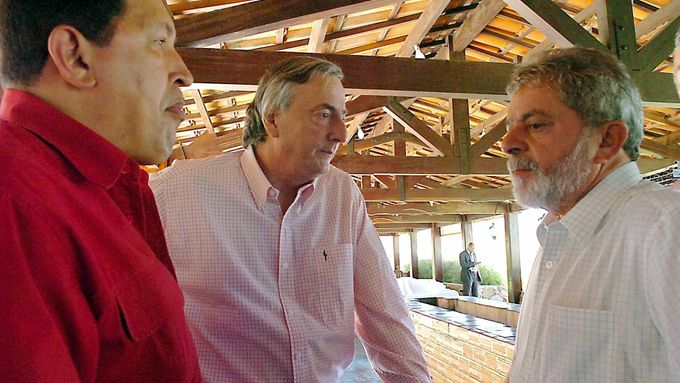 Venezuelský prezident Hugo Chávez, argentinský Nestor Kirchner a brazilský Luiz Inácio Lula da Silva mluvili o stavbě obřího ropovodu skrz "plíce planety"