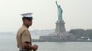 A U.S. Marine stands at the rails of the USS Wasp as the amphibious assault ship passes the Statue of Liberty during its entry into the New York Harbor for Fleet Week May 23, 2012. REUTERS/Keith Bedford (UNITED STATES - Tags: MILITARY SOCIETY CITYSPACE MARITIME) Published: Kvě. 23, 2012, 7:33 odp.