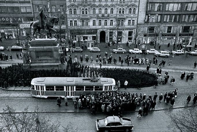 28. ledna dopoledne byl prostor kolem pomníku sv. Václava "sadově upraven" a byl hlídán veřejnou bezpečností. (28. března 1969 po vítězství Československa nad Sovětským svazem v hokeji lidé keře kolem pomníku spontánně spálili.)