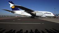 A380 zatím z Prahy létat nebude. Zastavil se jen ukázat na své lince z Frankfurtu do Budapešti. V současnosti létá z frankfurtského letiště do šesti světových metropolí. Dnes ale můžeme dovnitř.