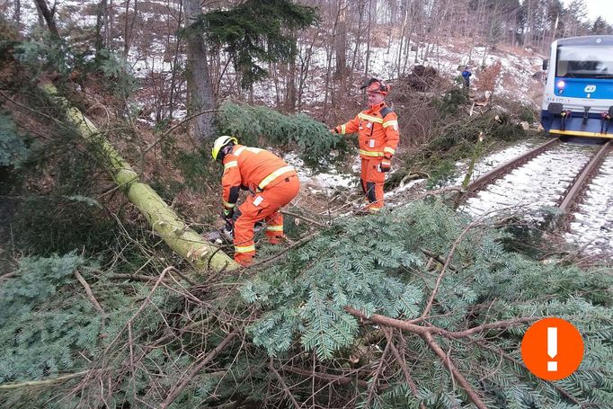 Kvůli silnému větru zůstávají na kolejích popadané stromy. 30. 1. 2022