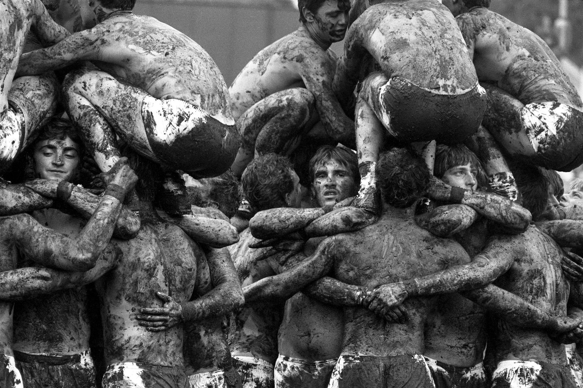 Jednorázové užití / Fotogalerie / Spartakiáda utopená v bahně. Lhotákovy fotografie cvičenců fascinují i po letech.