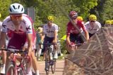 Nečekané překážky se stavěly do cesty ovšem i cyklistům. Na Tour de France se tak náhle museli potýkat i s letícím slunečníkem...