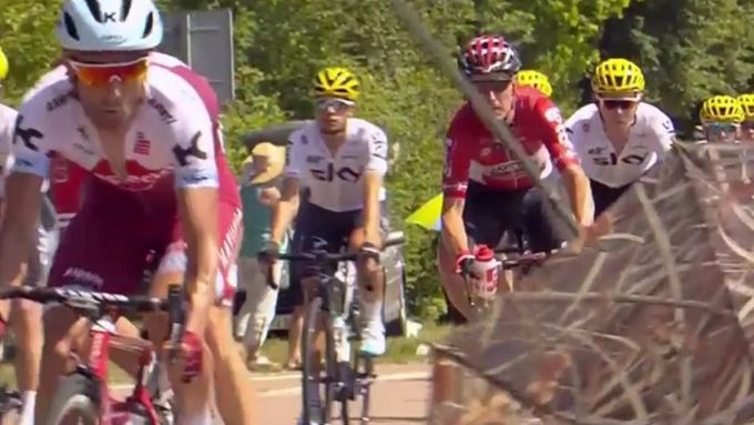 Cyklisty ohrozil slunečník, který vítr odvál jednomu z nepozorných diváků.