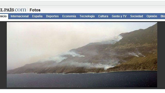 Snímek hořícího ostrova La Palma, jak jej přinesl španělský deník El País