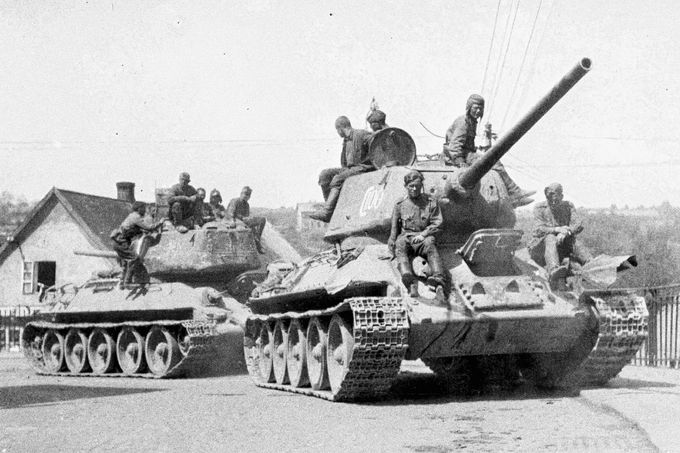 Příjezd tanků Rudé armády do podhůří Brd na Příbramsku v květnu 1945