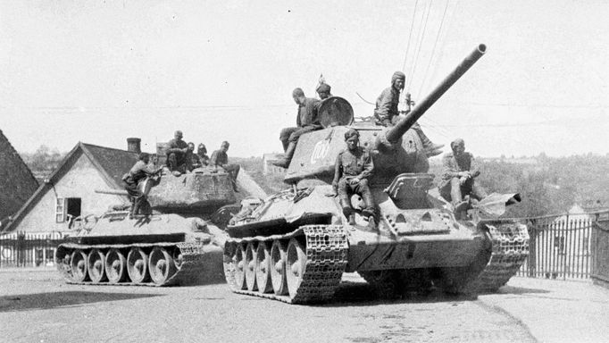 Příjezd tanků Rudé armády do podhůří Brd na Příbramsku v květnu 1945