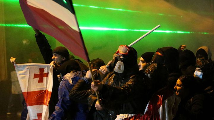 Gruzií zmítají nepokoje. Policie zadržela přes dvě stovky lidí, EU vyslala varování