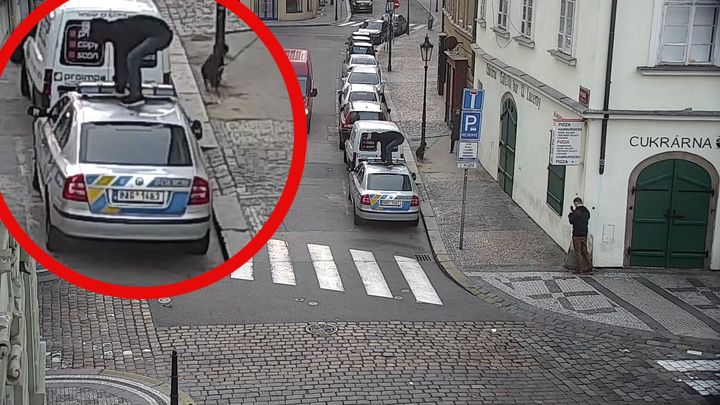 Mladík v Praze poničil policejní vůz a snažil se urvat maják. Druhý ho při tom fotil