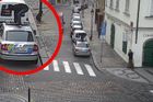 Mladík v Praze poničil policejní vůz a snažil se urvat maják. Druhý ho při tom fotil