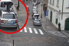 Mladík v Praze poničil policejní vůz a snažil se urvat maják. Druhý ho při tom fotil