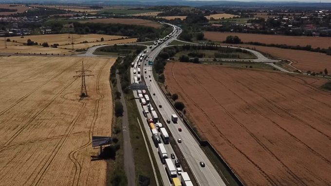 Kolony aut sužují nejen české silnice, hustá doprava je i na vytížených dálničních tepnách na Slovensku. (ilustrační foto)