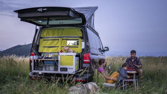 Česká firma mění obyčejné vozy v komfortní kempingová auta