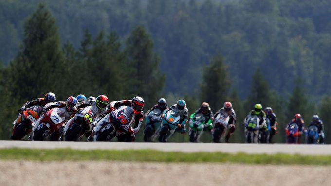 Závodní pole při Grand Prix České republiky třídy Moto3 v Brně 2020
