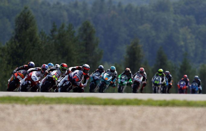 Závodní pole při Grand Prix České republiky třídy Moto3 v Brně 2020