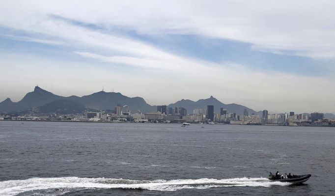 A Brazilian Navy boat takes part in an exercise to prepare their operational readiness to combat terrorist attacks and riots ahead of the FIFA Confederations Cup and World Youth Day, on the Amazonas ship in Rio de Janeiro May 29, 2013. REUTERS/Sergio Moraes (BRAZIL - Tags: MARITIME SPORT SOCCER MILITARY) Published: Kvě. 29, 2013, 4:50 odp.