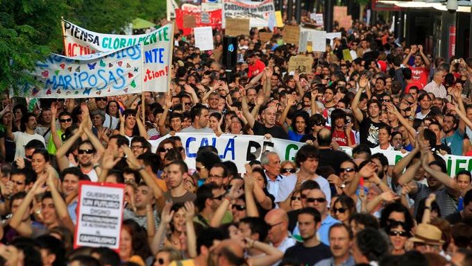 Španělsko zažilo letos několik pouličních protestů proti vládním škrtům. Snímek je ze Sevilly.