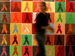 Vědci předpokládají, že do dvaceti let bude virem HIV infikováno sto milionů lidí. Zastavit šíření se nedaří, ačkoli od jeho objevení už letos uplynulo čtvrt století.
